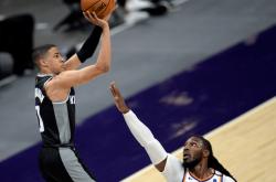 足球直播平台-包含热火险胜福建队，保罗统治全场的词条