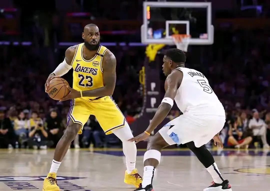 面对湖人,湖人上演激烈一战 面对湖人,湖人上演激烈一战