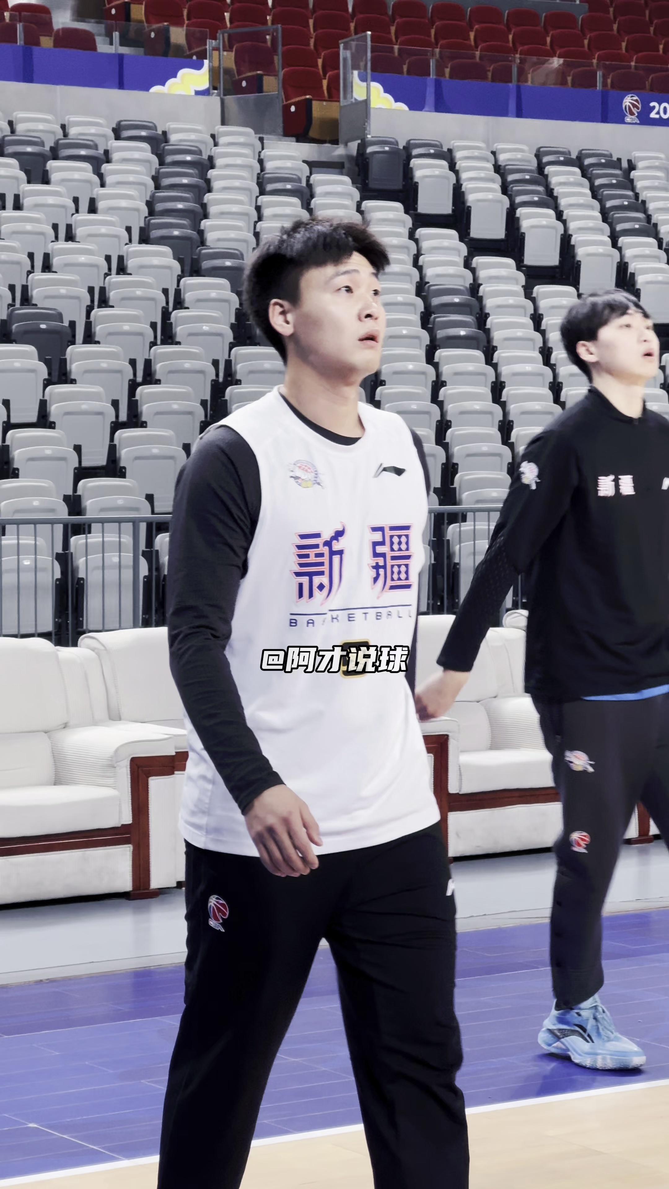 新疆男篮负于深圳,失去胜利机会 新疆男篮负于深圳,失去胜利机会