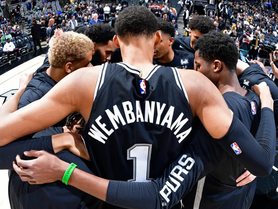 包含马刺主帅称赞球队团结,迎来两连胜的词条 包含马刺主帅称赞球队团结,迎来两连胜的词条