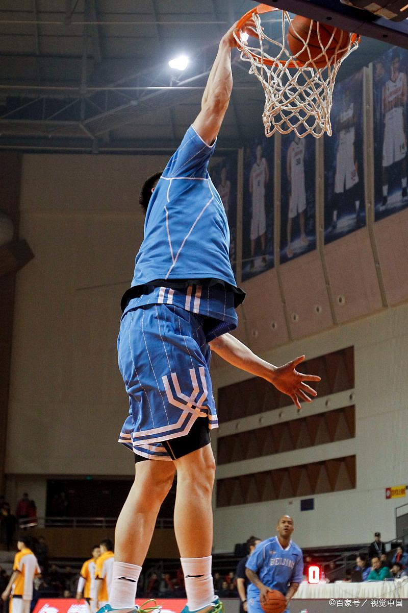 篮球球员通过努力训练,不断提高个人技术水平的简单介绍 篮球球员通过努力训练,不断提高个人技术水平的简单介绍