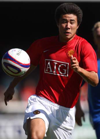 包含阿曼球队奋力拼抢，获得关键胜利的词条