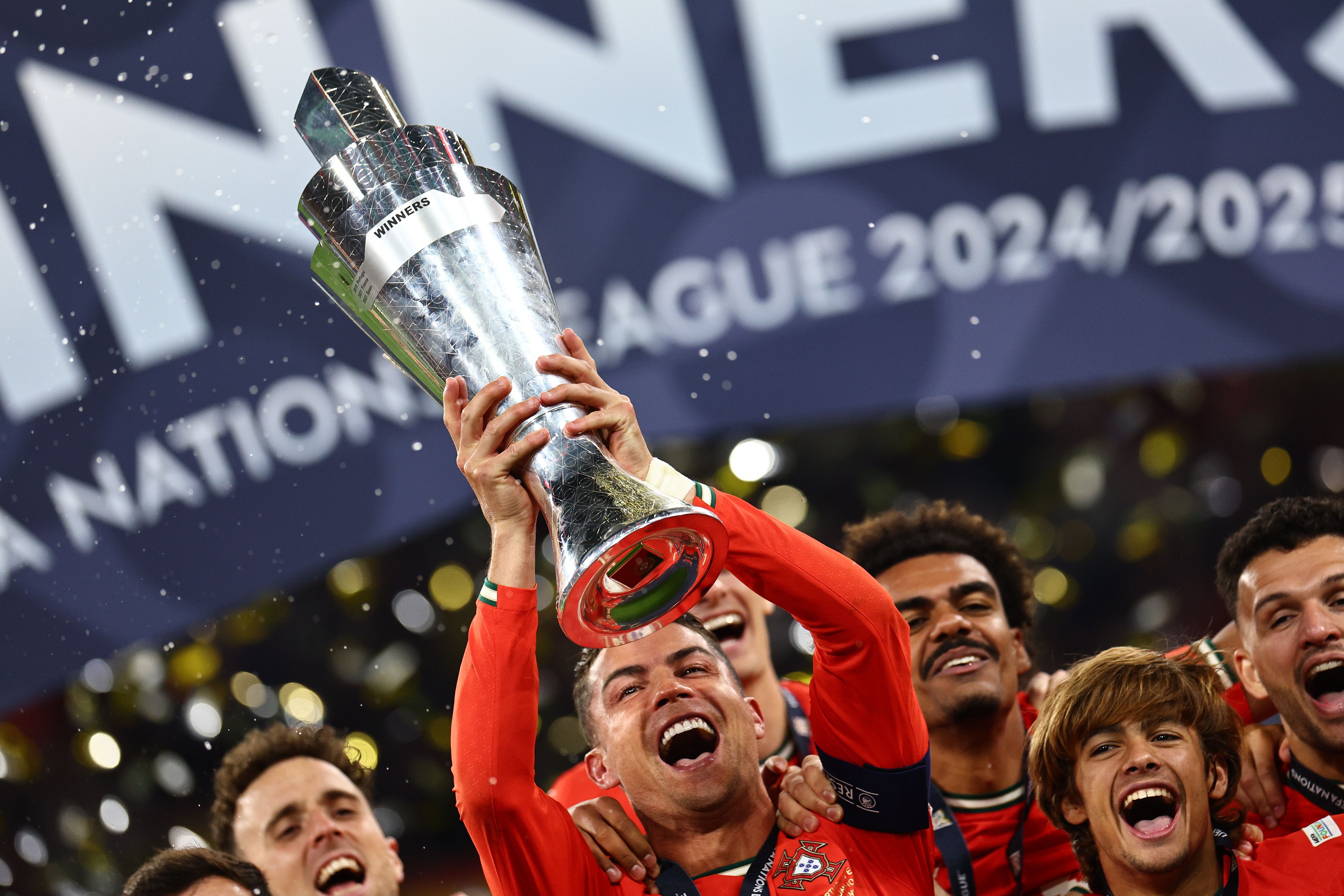 葡萄牙球队艰难晋级,赢得掌声 葡萄牙球队艰难晋级,赢得掌声